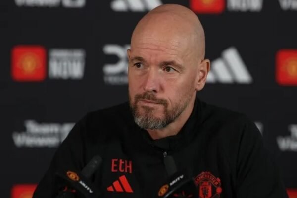 Angry that internal information was leaked, coach Ten Hag `banned` journalists 1