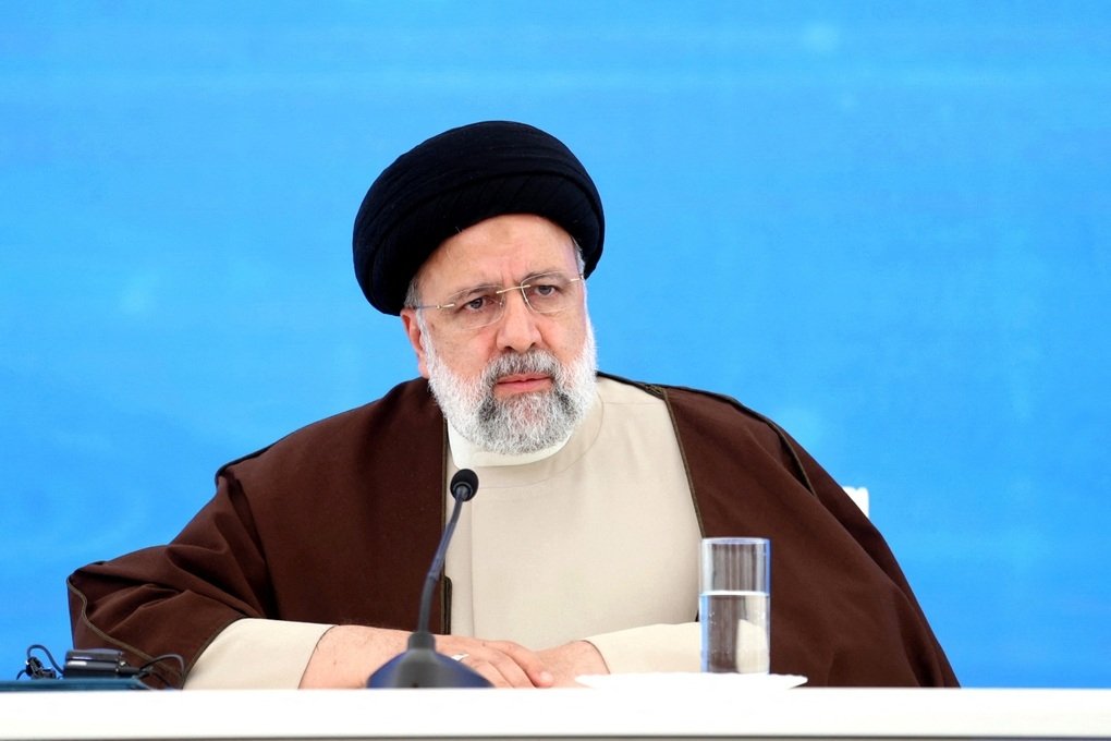 High-ranking officials on the helicopter carrying the President of Iran crashed 2
