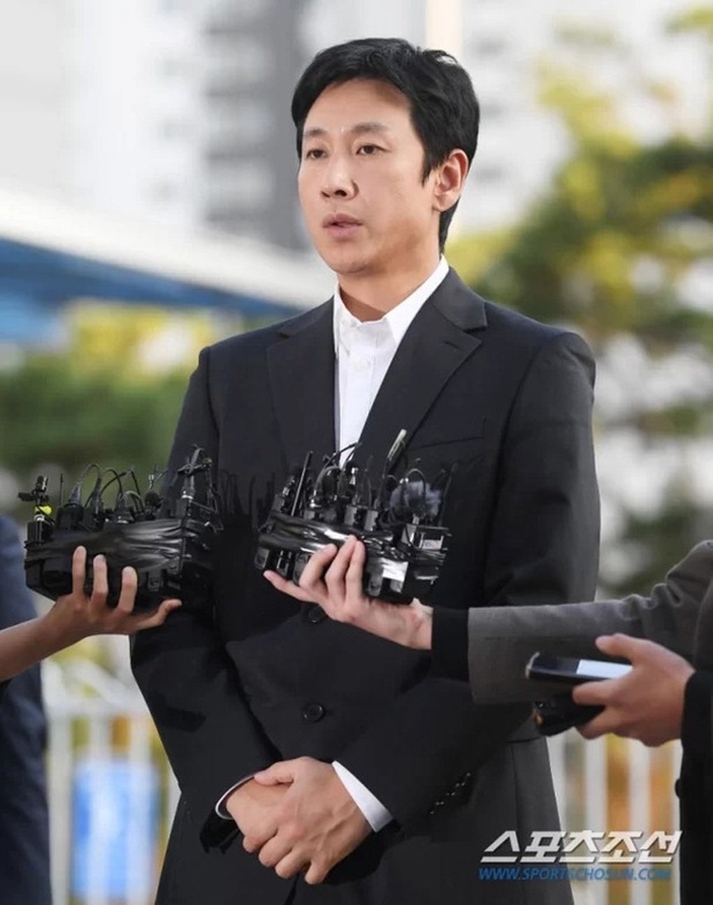 Korean `picture king` Lee Sun Kyun was found dead in his car 2