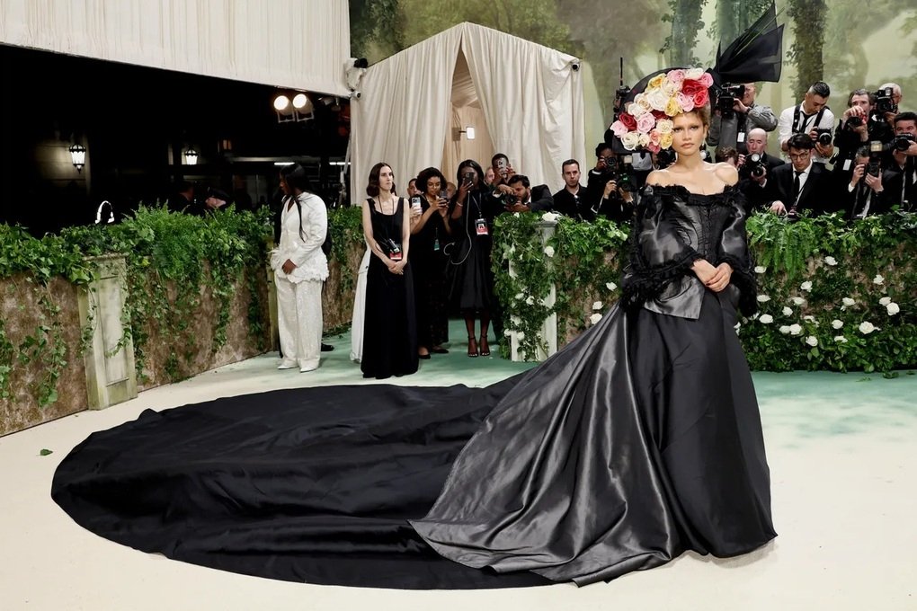 Zendaya changed two dresses, Cardi B needed 8 people to carry her clothes at the 2024 Met Gala 3